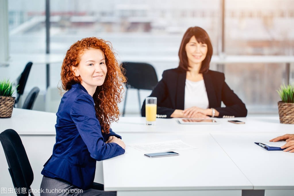 商務、技術和辦公室概念-微笑的女老板與團隊交談