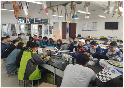 川內(nèi)部分高校航模隊齊聚我校進行技術(shù)交流